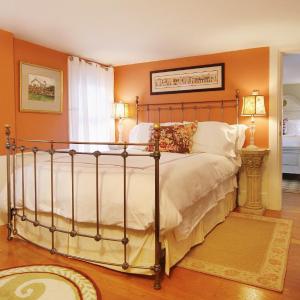 Queen Room with Private Bathroom