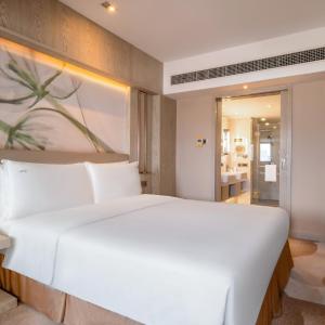 1 King One-Bedroom Suite
