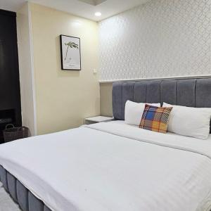One-Bedroom Apartment with Balcony