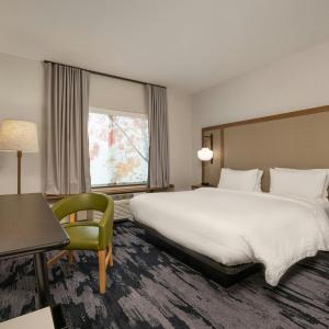 King Room with Roll-In Shower - Mobility Accessible