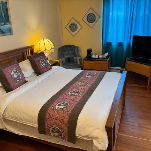 Deluxe Queen Suite
