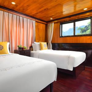 Family Connecting Deluxe Cabin with Ocean View