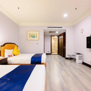 Elegant Quadruple Room