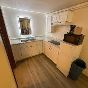 2 Queen Beds Kitchenette