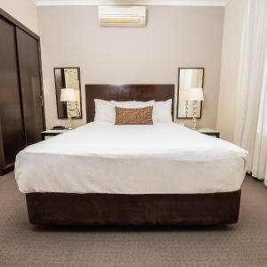 One-Bedroom Apartment with Laundry, Bath, Kitchenette