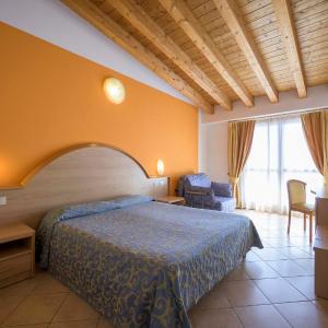 Twin Room with Balcony or Terrace and Lake View