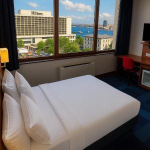 Deluxe Room with City or Partial Bosphorus View