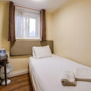 Basic Single Room with Shared Bathroom