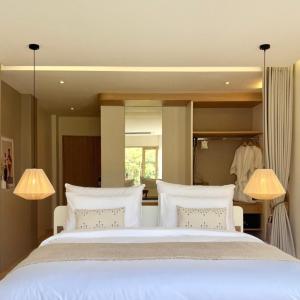 Deluxe Double Room with Side Sea View