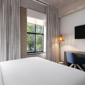 Queen Standard Room
