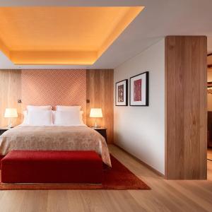 One-Bedroom Superior King Suite with Skyline View