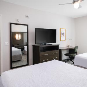 Queen Suite with Two Queen Beds - Mobility and Hearing Access/Non-Smoking
