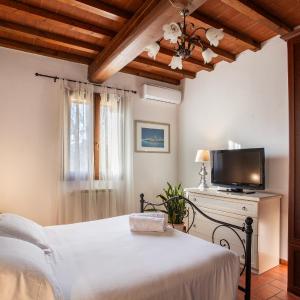 Classic One-Bedroom Apartment with King Bed