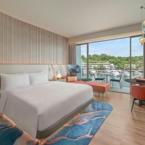 Premier Room, 1 Super King Bed, Balcony, Marina View