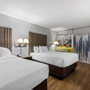 Quadruple Room with Two Queen Beds and Tub - Disability Access/Non Smoking