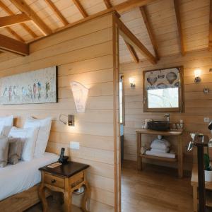 Deluxe Tree House