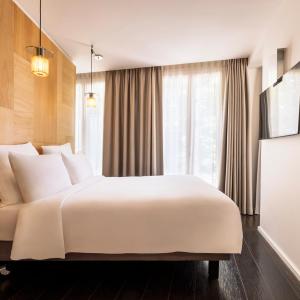 Cozy Double Room - with view on the Canal St Martin