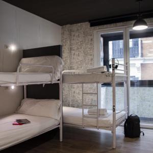 Single Bed in 6-Bed Dormitory Room with Private Bathroom
