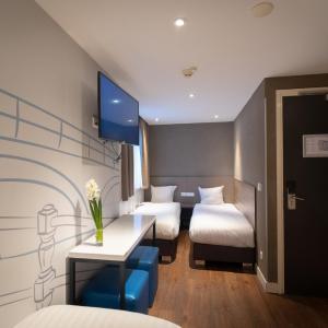 Quadruple Room with Private Bathroom