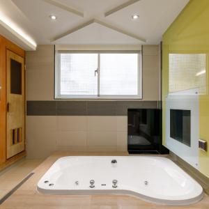 Deluxe Double Suite (Check-in after 22:00)