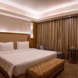 Suite- One Bedroom with Two-way Airport Transfer, 4 pieces of laundry per stay & 20 minutes Foot Massag 