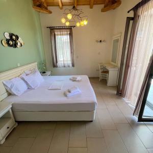 One-Bedroom Apartment with Fireplace and Sea View