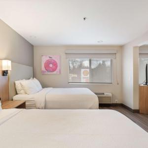 Family Suite with Three Queen Beds - Non-Smoking
