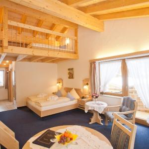 Family Room (2 Adults + 2 Children)