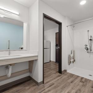 Queen Suite with Roll-In Shower - Disability Access/Non Smoking