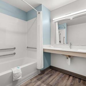 Queen Suite with Tub - Disability Access/Non Smoking