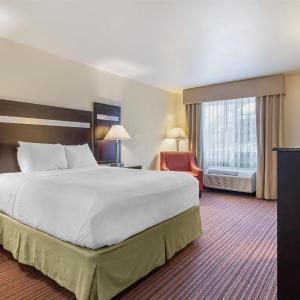 Queen Room with Bath Tub - Mobility Accessible/Non-Smoking