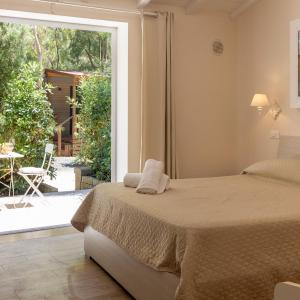 Deluxe Room (2 Adults + 1 Child)