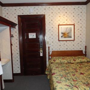 Single Room with Shared Bathroom