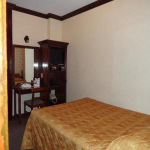 Queen Room with Shared Bathroom