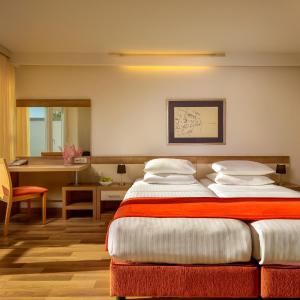 Premium Twin Room with Balcony and Sea Side