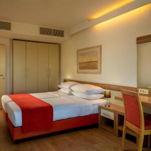 Suite with Balcony and Sea Side