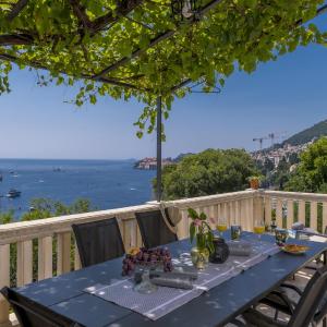 Two Bedroom Apartment with Terrace and Sea View