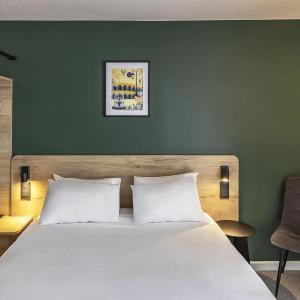 Standard Double Room with Roll-In Shower - Disability Access/Non-Smoking 