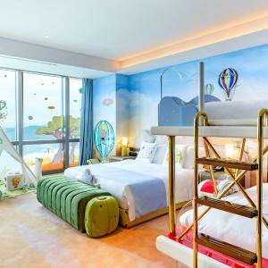 Family Room with One King Bed, One Bunk Bed and River View - Lepetie-Themed