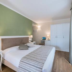 Triple Room with Balcony and Lake View