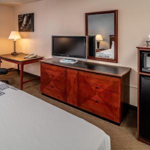 King Room with Roll-In Shower - Disability Access/Non Smoking