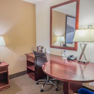 Deluxe Business King Room - Non-Smoking