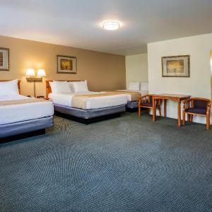 Queen Room with Three Queen Beds and River View - Second Floor/Non-Smoking