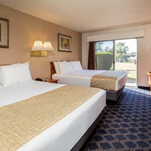 Queen Room with Two Queen Beds and Pool View - Ground Floor/Non-Smoking