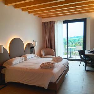 Deluxe Double Room with Lake View and Balcony