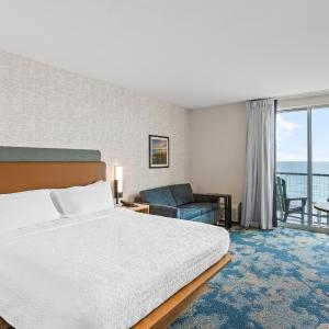 King Room with Sofa Bed and Balcony - Lake View/Patio