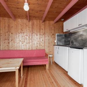 Cottage with Shared Bathroom (4 Adults)