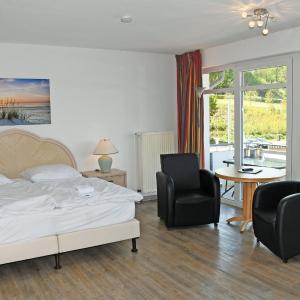 One-Bedroom Apartment with Balcony