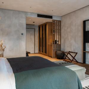 Signature Lakefront Room