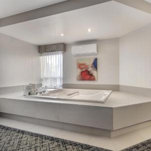 King Suite with Spa Bath